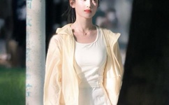 女生迈开腿让男生吃草莓膀胱